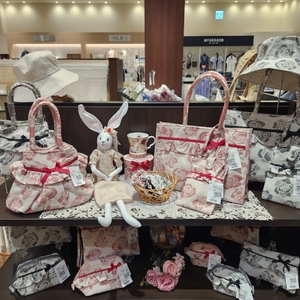 ギフトにおすすめの新作ポーチや着せ替えが楽しめるぬいぐるみも