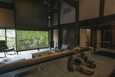 大きなソファに腰を下ろし、大画面で映画鑑賞はいかが