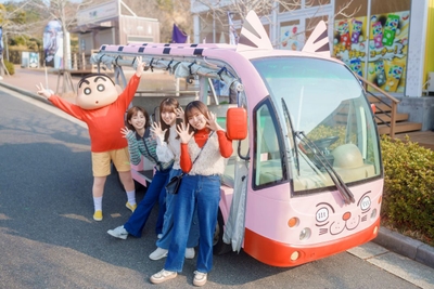▲クレヨンしんちゃんの世界へ出発進行！「ふたば幼稚園バス」