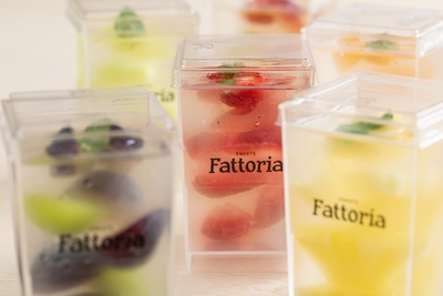 【フルーツ生ゼリー】夏限定商品。見てるだけで涼を感じる爽やかな生ゼリー。鮮度にこだわった、たっぷりのフルーツがクリアなゼリーに映える。