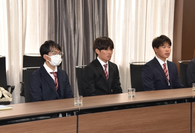 （左から）三浦主将、古川選手、藤浪選手