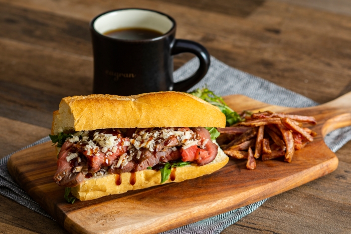 牛フィレのローストとパルミジャーノチーズのバケットサンド バルサミコソース ¥1,480(税込)