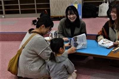 ブックバッグを親子で制作中