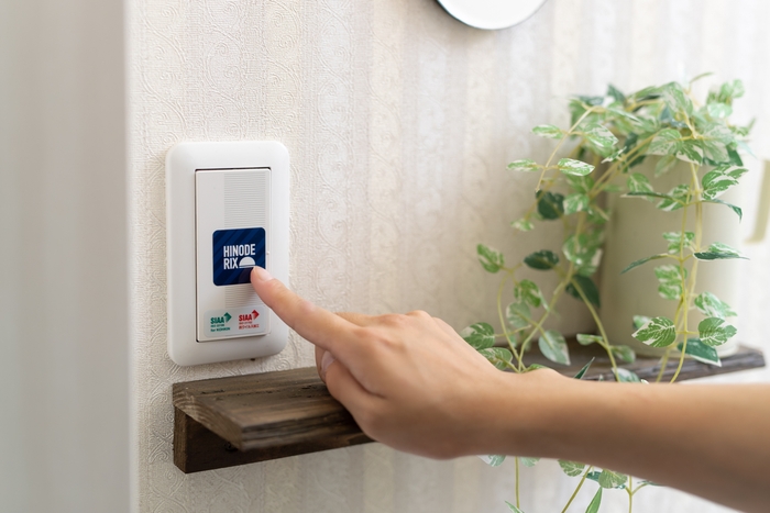 背面ステッカーに面付けシールはスイッチになどにも活用出来る再剥離粘着仕様。