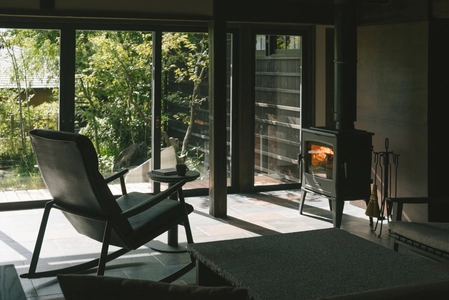 【京都・夕日ヶ浦温泉】 初旅は縁起の伊根鰤、禁漁迫る幻の間人蟹を。丹後、もう一つの京都・雨情草庵にて