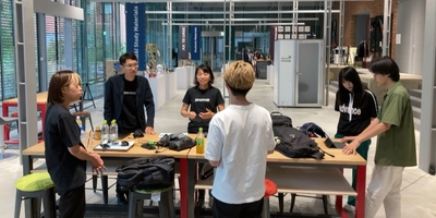 THE GARAGEでの近畿大学生と山本光学株式会社の打ち合わせの様子