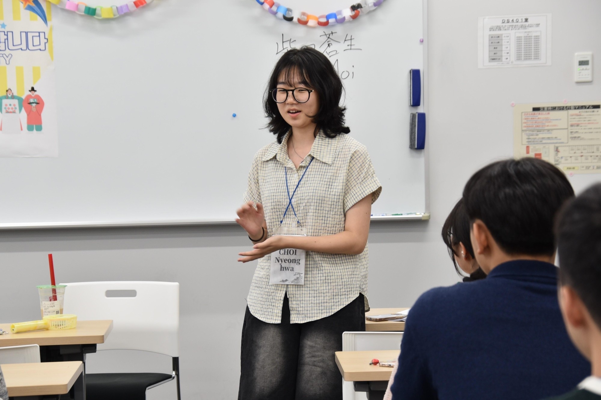 日本語で自己紹介する韓国の学生