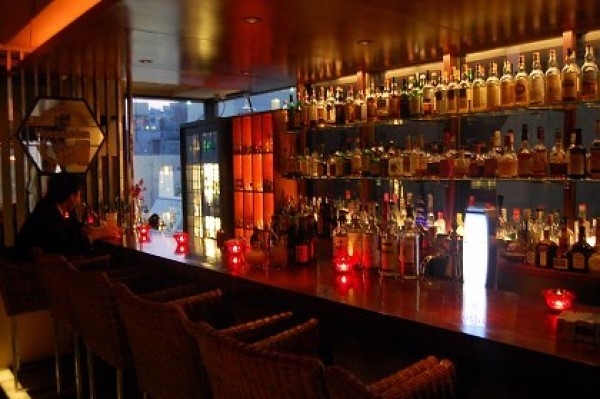 赤坂見附駅から徒歩1分!豊富な銘酒の数々と充実した食事が楽しめる『BAR DECE』の情報を駅近ドットコムで紹介