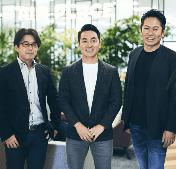 右:株式会社エイケー代表 久土地 智志氏 中央:当社代表取締役 河上 隼人 左:株式会社エイケー 一級建築士 黒川 哲志氏