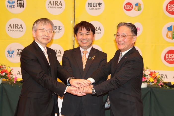 協定調印後、がっちり手を握り合う(左から)平野学長、湯元市長、髙橋校長