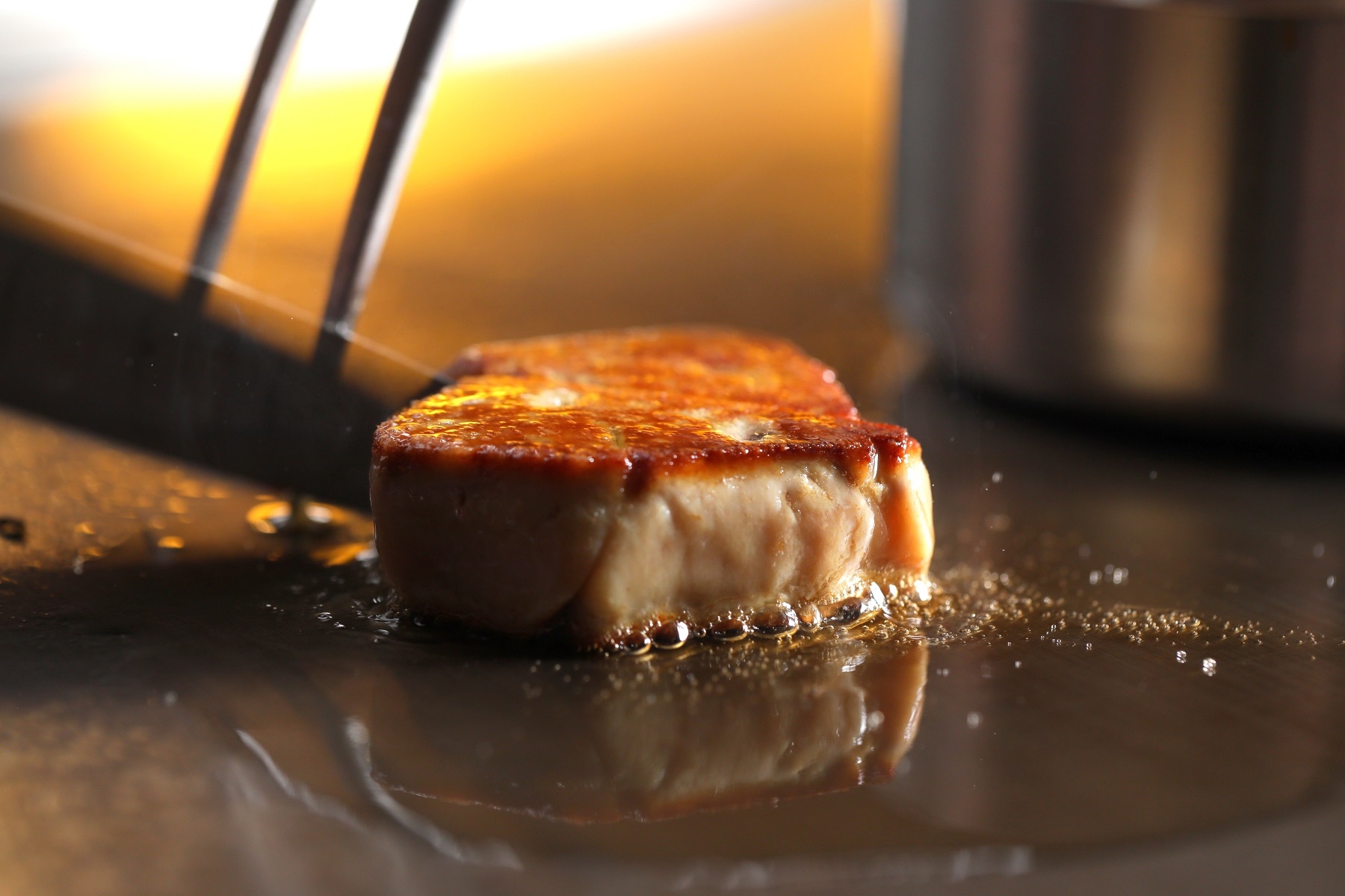 特別価格でフォアグラをご提供: 平日ランチ限定価格でハンガリー産フォアグラをご堪能いただけます。外はかりっと中はとろりとした絶妙な焼き加減で仕上げたフォアグラに“黒トリュフ”と隠し味に白ワインビネガーを加えた特製ペリグーソースを使用し、深みのある味わいに仕立てたロッシーニ風。