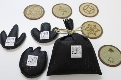 新商品となる恐竜の足跡化石の消臭袋や巾着袋、コースター