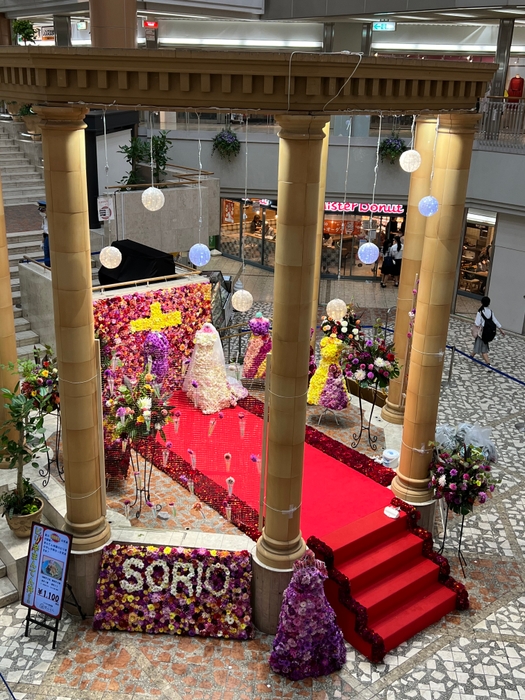 地域の特色(市花:ダリアと宝塚の文化=宝塚歌劇)を生かしたフラワーアート