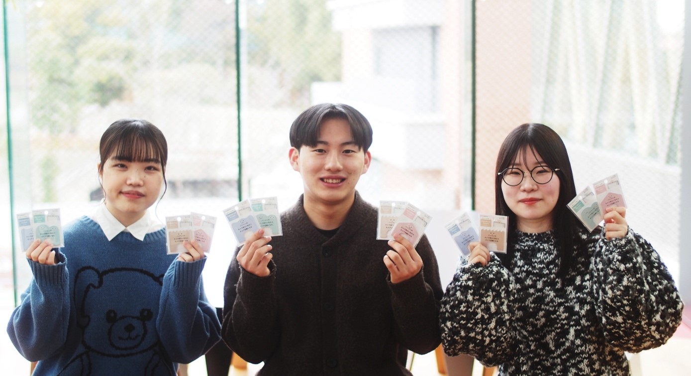 「KOKOMITE 付箋」の開発を担当した仙波真二ゼミの3年生