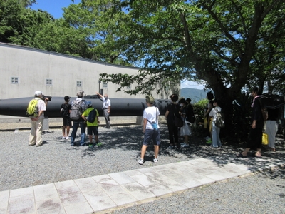 人間魚雷回天の模型を前に解説