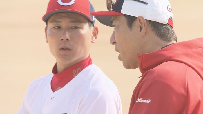 左から:栗林良吏 投手(広島東洋カープ)、黒田博樹(カープ球団アドバイザー)