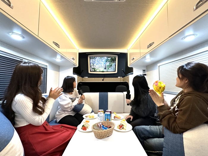 キャンピングカー内部(カラオケつき)