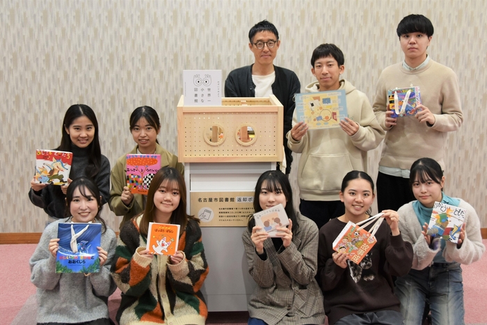 谷田教授(後列中央)と研究室3年生のみなさん