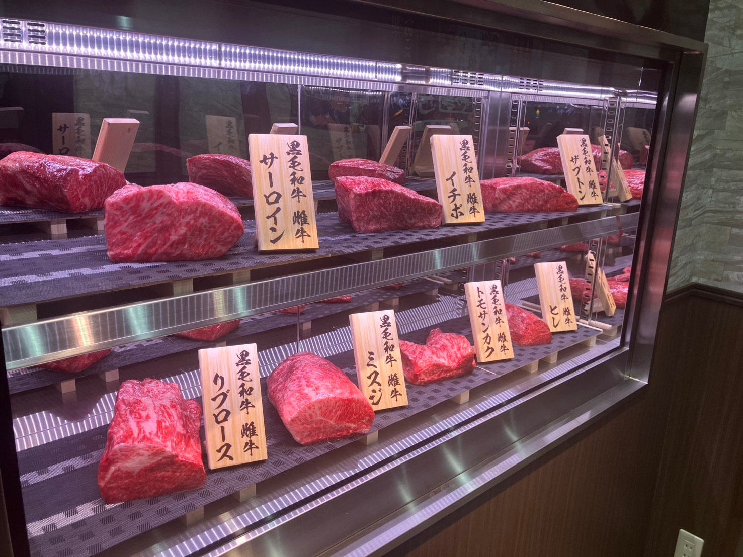 入口にはお肉がずらりと