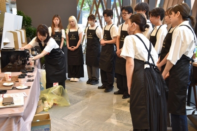 コーヒーの提供方法を教えてもらう午後の部のゼミ生たち