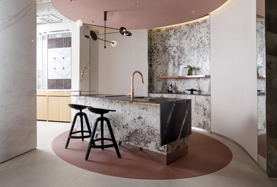 キッチン天板：4D CERAMICS KUROCA 4D CASHMERE（t=20mm）キッチン腰壁：マルミマキシマム ALASKA WHITE TOP-LAPPED（t=6mm）バックウォール：マルミマキシマム ALASKA WHITE TOP-LAPPED（t=6mm）・BALANCE IVOLY（t=6mm）床：BALANCE MARSALA RED（t=8mm）