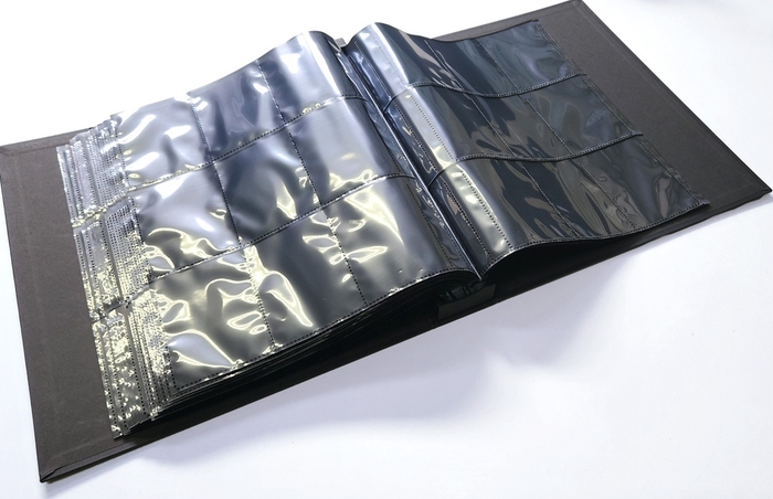 バインダーを開いた様子