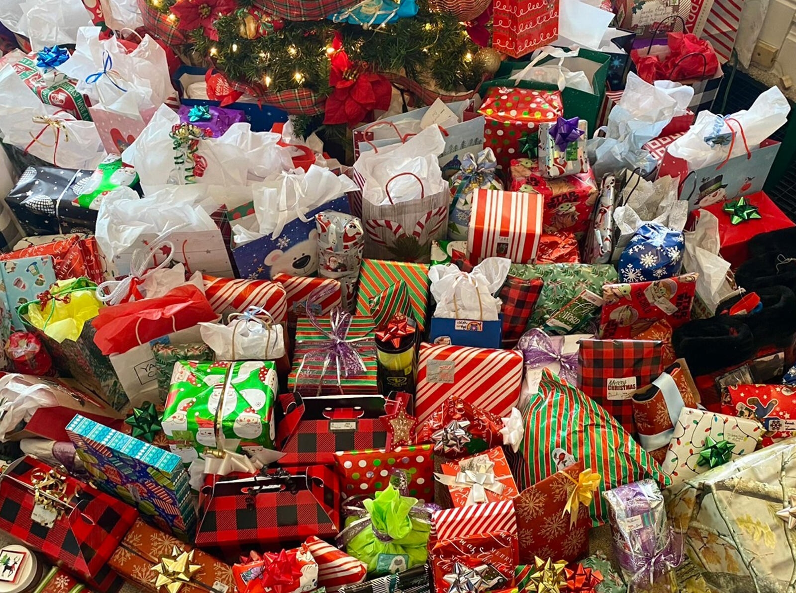 仲良くしていただいた牧師さんの家で過ごしたクリスマス。ツリーの周りにプレゼントがいっぱい!