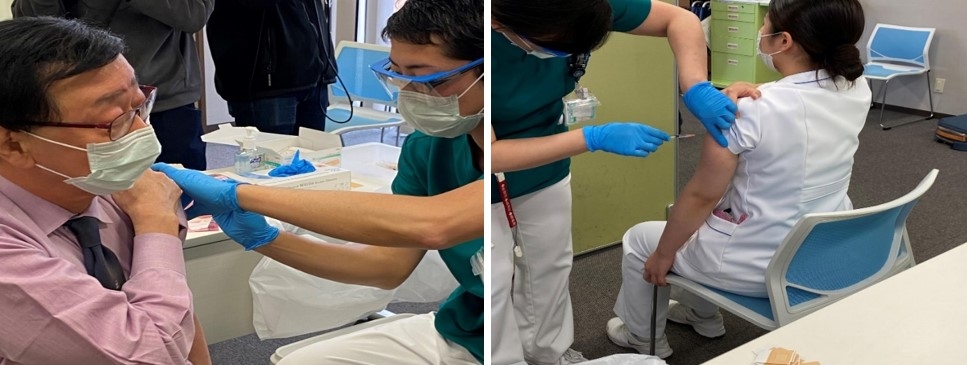 1回目のワクチン接種を受ける東田病院長(左)と医療従事者(右)