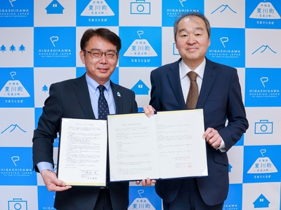 菊地伸東川町長(写真左)、株式会社カナモト 取締執行役員レンタル事業部長 金本龍男氏(写真右)