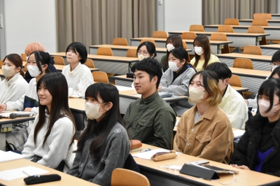 講義の合間には和む場面も