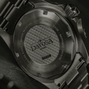 裏蓋にはDAVOSAのロゴとシリアルナンバーが刻印