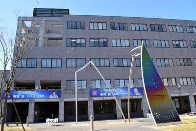 可児キャンパスの様子。右はキャンパスのシンボル「虹のモニュメント」（2014年）