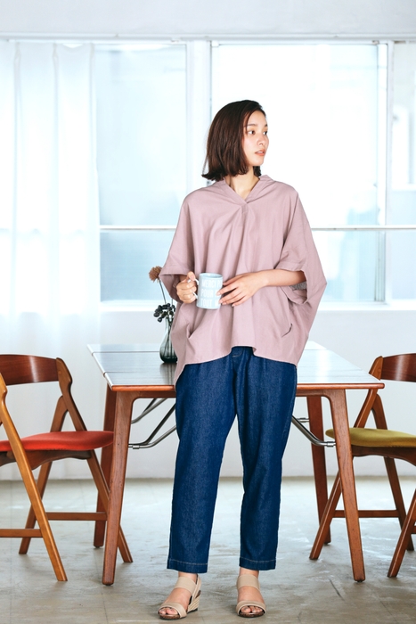 フレンチリネンドルマンスキッパーシャツ¥2,197(税込)華やかさのあるピンクにデニムで女性らしいカジュアルなスタイル