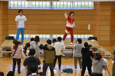 楽しく親子体操を指導する佐藤特任教授（右）