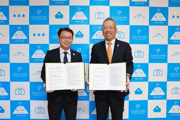 写真左: 東川町長 菊地 伸/写真右:三菱地所株式会社 TOKYOTORCH事業部長 上田寛氏