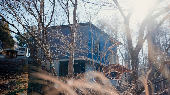 グレーでシンプルな外観