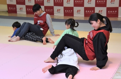 多彩な運動遊びを楽しむ子どもたちとサポートする学生たち