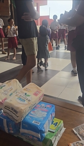 オヤツ配布と生理用品の寄付