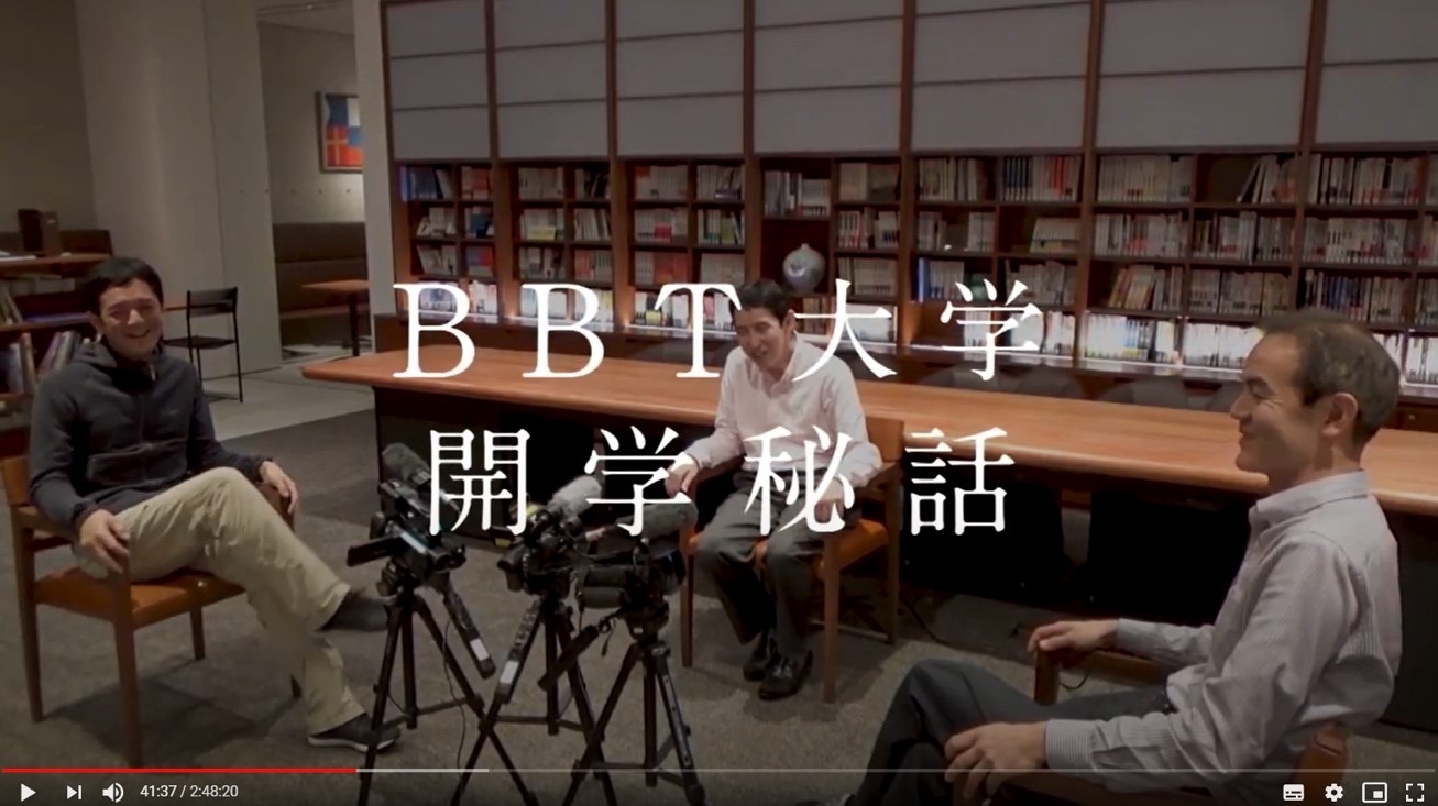 (写真4:事前収録された動画内で開学秘話を語る3名。左から、原・ABS伊藤社長・宇野)