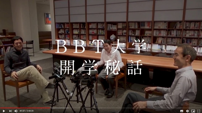 (写真4:事前収録された動画内で開学秘話を語る3名。左から、原・ABS伊藤社長・宇野)