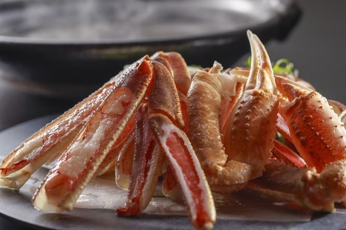 カニしゃぶ鍋［一例］　自慢の出汁にくぐらせてお召し上がりください