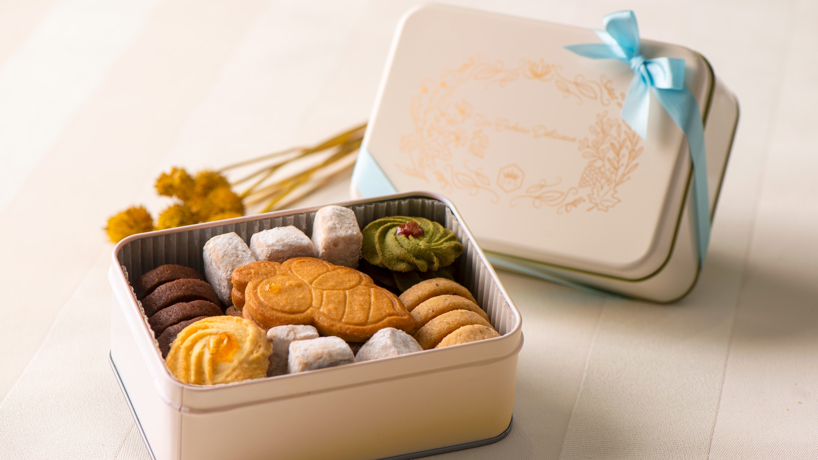 まるでお花畑のようなクッキー缶が、はちみつ・メープル専門店「パティスリーQBG」から3月初旬新発売!自然の恵みが詰まった6種のアソート