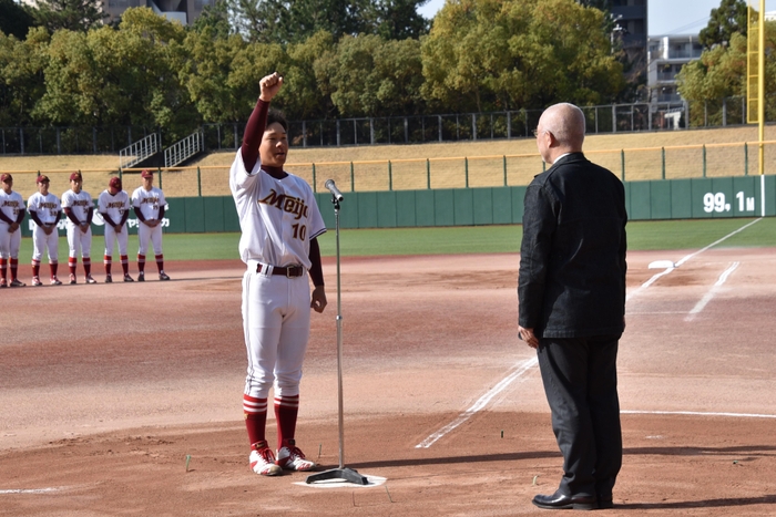 選手宣誓する山蔭主将