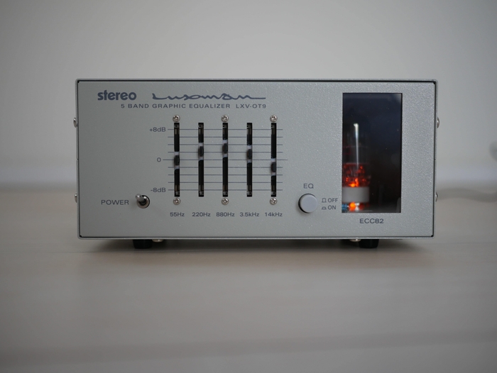 5バンドで(55Hz/220Hz/880Hz/3.5kHz/14kHz)を±8dBの範囲で調整可能。イコライザーのオン/オフ切替スイッチつき。グライコがオフの状態では、30kHzまでほぼフラット。真空管が倍音を与えるハーモナイザー効果が得られ、オン/オフで即座に元の音と聴き比べができます。