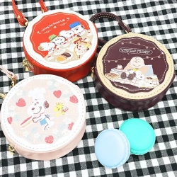 ふわっと甘くやさしい雰囲気にひとめぼれ!スヌーピーのラウンドマカロンポーチはとびっきりスウィートです。