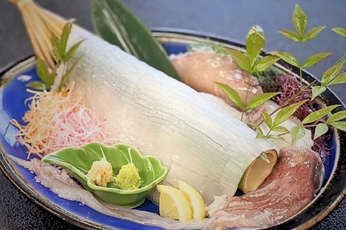 活〆の白いかをまずは姿造りで。下足は天ぷらまたはバター醤油焼きに!