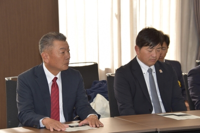 大会を振り返る安江監督（左）と山内コーチ