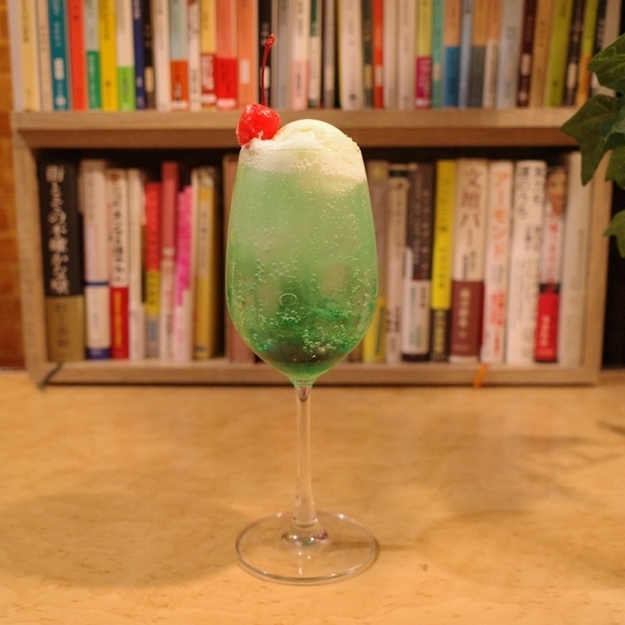 看板メニューのクリームソーダ