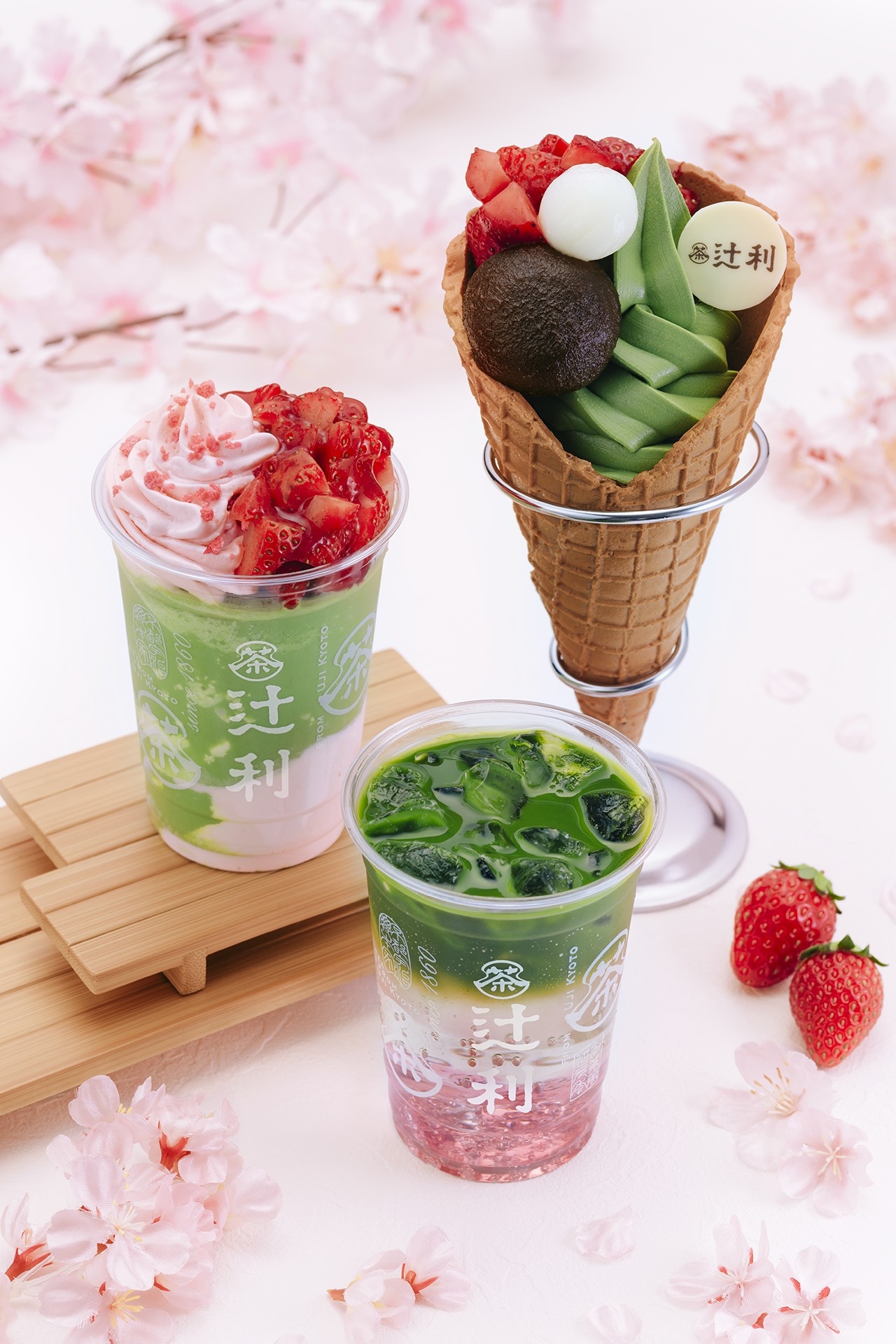 抹茶さくらソーダ(中央)、辻利ソフト 春のパルフェ(右)、京ラテ®春いちご(左)