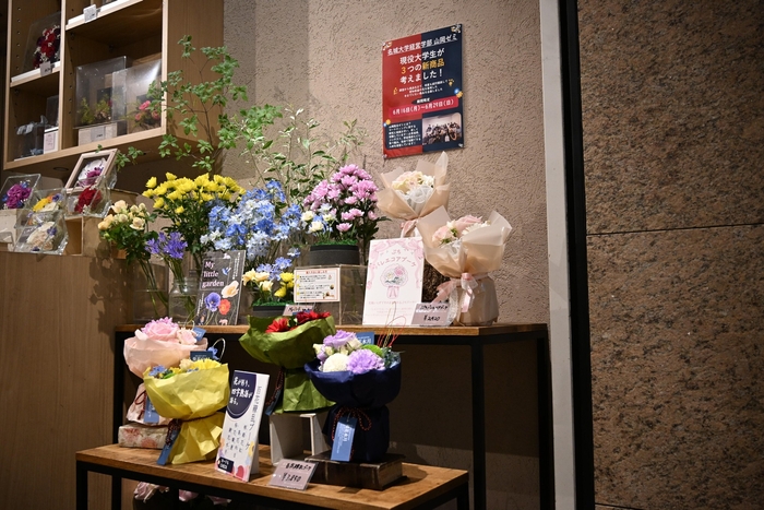 店頭に並ぶゼミ生らの新製品